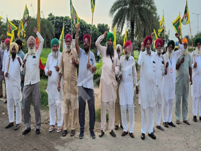 ਕਿਸਾਨਾਂ ਨੇ ਛੱਤ ਲਾਈਟ ਪੁਆਇੰਟ 'ਤੇ ਸਮੇਂ ਦੀਆਂ ਹਕੂਮਤਾਂ ਨੂੰ ਕੋਸਿਆ