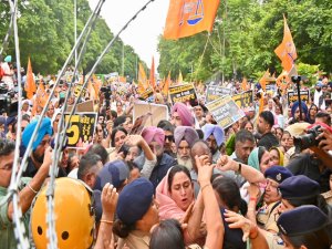 ਬੀਬਾ ਹਰਸਿਮਰਤ ਕੌਰ ਬਾਦਲ ਨੇ ਚੰਡੀਗੜ੍ਹ ’ਚ ਮੁੱਖ ਮੰਤਰੀ ਦੀ ਰਿਹਾਇਸ਼ ਬਾਹਰ ਦਿੱਤੀ ਗ੍ਰਿਫਤਾਰੀ