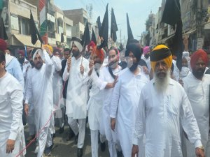 ਜ਼ੀਰਾ ਵਿਖੇ ਕਾਂਗਰਸੀਆਂ ਵਲੋਂ ਮੁੱਖ ਮੰਤਰੀ ਦਾ ਕਾਲੀਆਂ ਝੰਡੀਆਂ ਨਾਲ ਵਿਰੋਧ