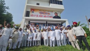 ਕਾਂਗਰਸ ਪਾਰਟੀ ਦੇ ਸੰਭਾਵੀ ਉਮੀਦਵਾਰ ਐਡਵੋਕੇਟ ਕਰਮਜੀਤ ਸਿੰਘ ਦੀ ਅਗਵਾਈ ’ਚ ਚੰਡੀਗੜ੍ਹ ਨੂੰ ਕਾਫ਼ਲਾ ਹੋਇਆ ਰਵਾਨਾ