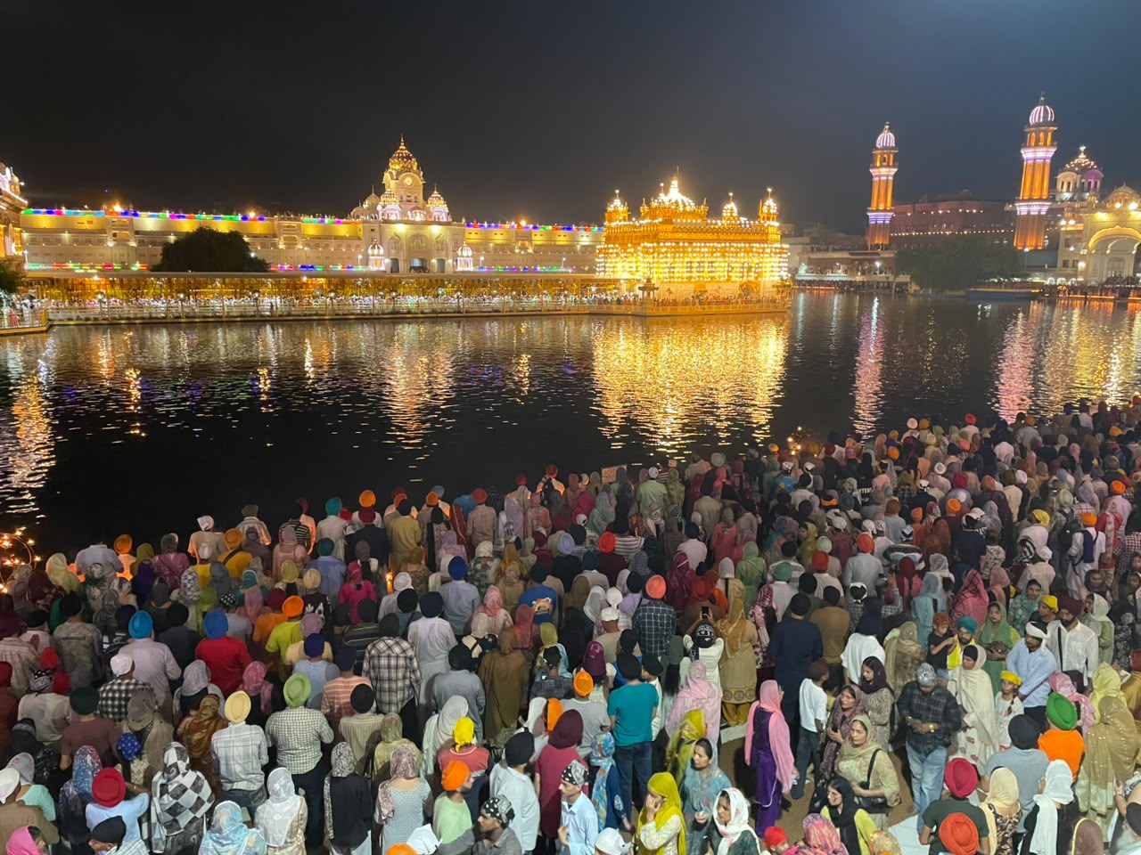 ਸ੍ਰੀ ਹਰਿਮੰਦਰ ਸਾਹਿਬ ਵਿਖੇ ਦੇਸੀ ਘਿਉ ਦੇ ਦੀਵਿਆਂ ਨਾਲ ਦੀਪਮਾਲਾ