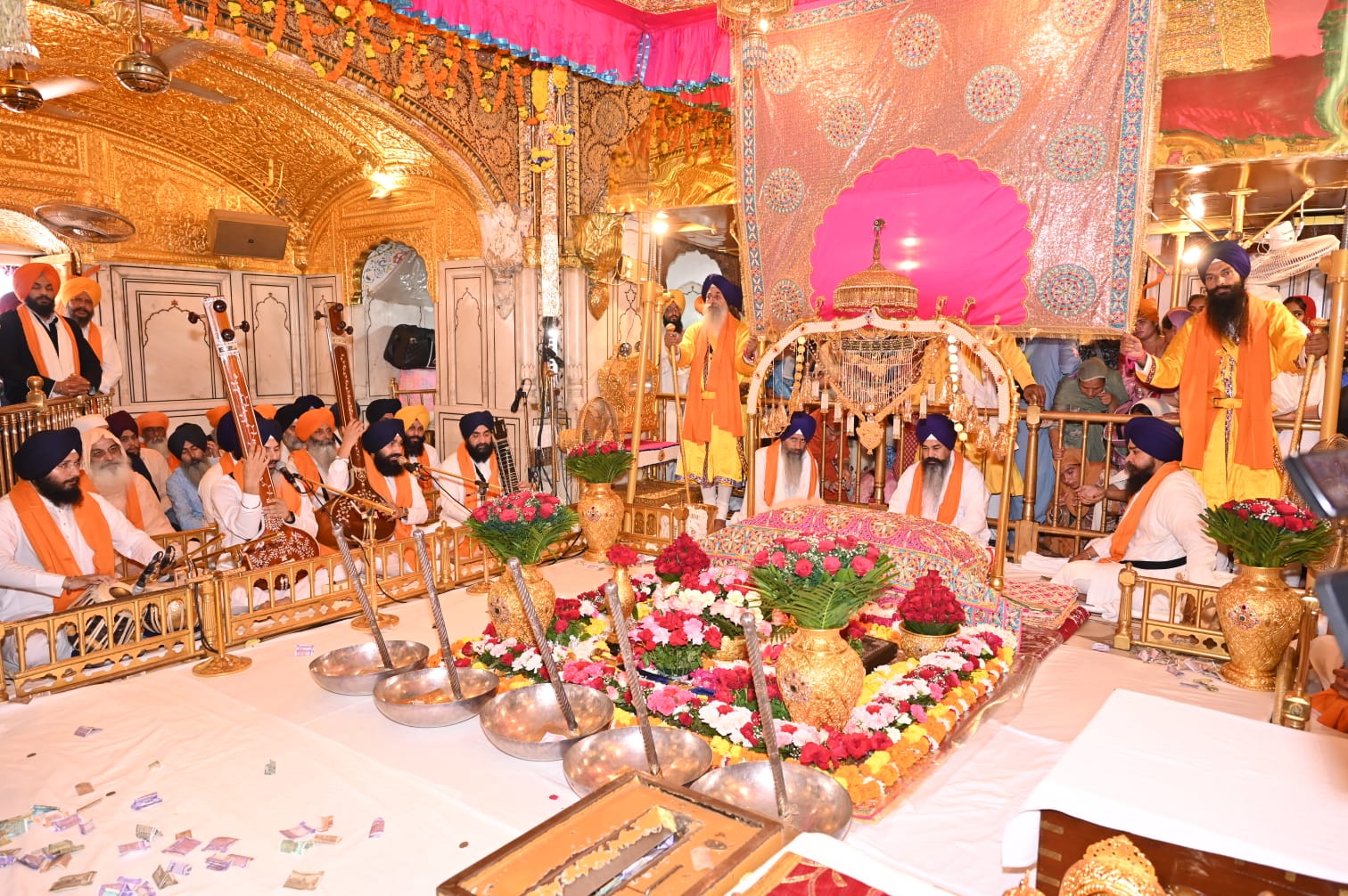 ਸ੍ਰੀ ਹਰਿਮੰਦਰ ਸਾਹਿਬ ਵਿਖੇ ਦੇਸੀ ਘਿਉ ਦੇ ਦੀਵਿਆਂ ਨਾਲ ਦੀਪਮਾਲਾ
