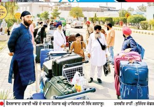 ਪਾਕਿ ਨੇ ਭਾਰਤੀ ਗੁਰਧਾਮਾਂ ਦੇ ਦਰਸ਼ਨਾਂ ਲਈ ਰਵਾਨਾ ਹੋਣ ਵਾਲਾ 92 ਸਿੱਖਾਂ ਦਾ ਜਥਾ ਰੋਕਿਆ
ਫੈਸਲਾਬਾਦ ਹਵਾਈ ਅੱਡੇ ਵਿਖੇ ਰਮੇਸ਼ ਸਿੰਘ ਅਰੋੜਾ ਅਤੇ ਨਾਸਿਰ ਮੁਸ਼ਤਾਕ ਖ਼ਿਲਾਫ਼ ਪਾਕਿ ਸਿੱਖਾਂ ਨੇ ਕੀਤਾ ਰੋਸ ਪ੍ਰਦਰਸ਼ਨ
ਸੁਰਿੰਦਰ ਕੋਛੜ