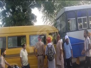 ਪੀ.ਆਰ.ਟੀ.ਸੀ. ਬੱਸ ਅਤੇ ਸਕੂਲ ਵੈਨ ਦੀ ਟੱਕਰ ਚ ਇਕ ਦਰਜਨ ਬੱਚੇ ਜ਼ਖਮੀ