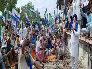 ਮੱਲਾਂਵਾਲਾ ਰੇਲਵੇ ਟਰੈਕ ਕਿਸਾਨਾਂ ਕੀਤਾ ਜਾਮ,ਅਣਮਿੱਥੇ ਸਮੇਂ ਲਈ ਧਰਨਾ ਸ਼ੁਰੂ