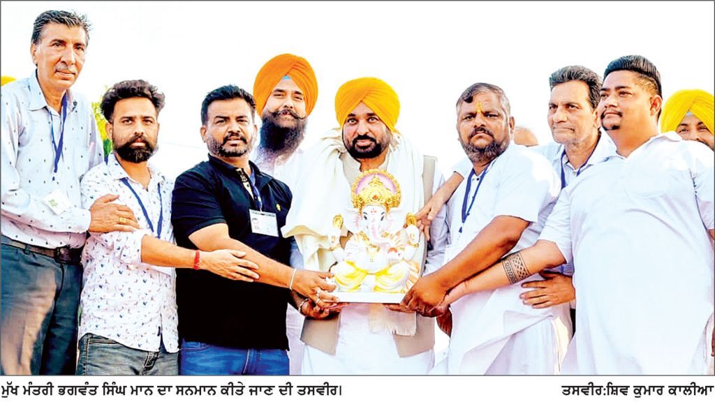 ਮੁੱਖ ਮੰਤਰੀ ਭਗਵੰਤ ਮਾਨ ਦਾ ਲੋਕ ਮਿਲਣੀ ਦੌਰਾਨ ਖੱਤਰੀ ਅਰੋੜਾ ਵੈੱਲਫੇਅਰ ਬੋਰਡ ਅਤੇ ਵਪਾਰੀ ਵਰਗ ਵਲੋਂ ਸਨਮਾਨ