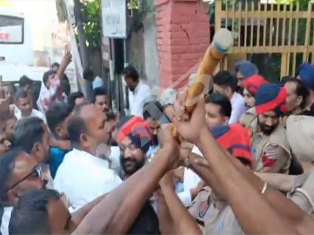 ਲੁਧਿਆਣਾ ਮੇਅਰ ਹਾਊਸ ਦੇ ਬਾਹਰ ਸਫ਼ਾਈ ਕਰਮਚਾਰੀਆਂ ਦਾ ਧਰਨਾ