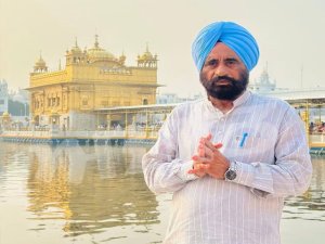 ਉੱਤਰ ਪ੍ਰਦੇਸ਼ ਦੇ ਖੇਤੀਬਾੜੀ ਮੰਤਰੀ ਬਲਦੇਵ ਸਿੰਘ ਔਲਖ ਸ੍ਰੀ ਹਰਿਮੰਦਰ ਸਾਹਿਬ ਵਿਖੇ ਹੋਏ ਨਤਮਸਤਕ