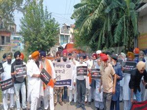 ਪੰਜ ਸਿੱਖ ਜਥੇਬੰਦੀਆਂ ਦੇ 51 ਮੈਂਬਰੀ ਜਥੇ ਨੇ ਸ਼੍ਰੋਮਣੀ ਕਮੇਟੀ ਦੇ ਪ੍ਰਧਾਨ ਧਾਮੀ ਦੇ ਘਰ ਦਾ ਘਿਰਾਓ ਕਰਕੇ ਕੀਤੀ ਅਸਤੀਫ਼ੇ ਦੀ ਮੰਗ