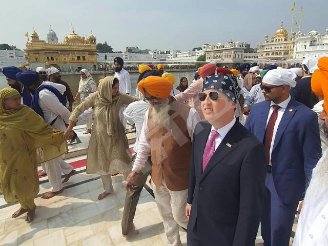 ਵਫ਼ਦ ਸਮੇਤ ਸ੍ਰੀ ਹਰਿਮੰਦਰ ਸਾਹਿਬ ਵਿਖੇ ਨਤਮਸਤਕ ਹੋਣ ਪੁੱਜੇ ਭਾਰਤ ਚ ਅਮਰੀਕੀ ਸਫੀਰ ਸਰਜੀਓ ਗੋਰ