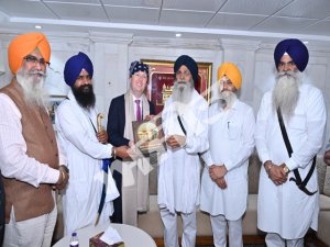 ਸ੍ਰੀ ਹਰਿਮੰਦਰ ਸਾਹਿਬ ਵਿਖੇ ਅਮਰੀਕੀ ਵਫ਼ਦ ਸਮੇਤ ਨਤਮਸਤਕ ਹੋਣ ਪੁੱਜੇ ਅਮਰੀਕੀ ਸਫੀਰ ਦਾ ਸ਼੍ਰੋਮਣੀ ਕਮੇਟੀ ਵਲੋਂ ਸਨਮਾਨ