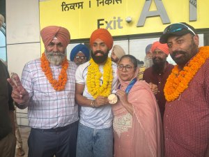 ਅੰਤਰਰਾਸ਼ਟਰੀ ਅਥਲੈਟਿਕ ਖਿਡਾਰੀ ਗੁਰਿੰਦਰ ਵੀਰ ਸਿੰਘ ਦਾ ਆਦਮਪੁਰ ਏਅਰਪੋਰਟ ’ਤੇ ਸਵਾਗਤ