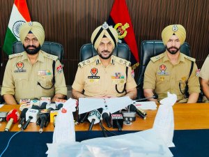 ਸਰਹੱਦ ਪਾਰਲੇ ਹਥਿਆਰ ਅਤੇ ਵਿਸਫ਼ੋਟਕ ਤਸਕਰੀ ਨੈੱਟਵਰਕ ਦਾ ਪਰਦਾਫ਼ਾਸ਼, ਇਕ ਏਕੇ-47 ਰਾਈਫ਼ਲ, ਦੋ ਹੈਂਡ ਗ੍ਰਨੇਡਾਂ ਸਮੇਤ ਇਕ ਵਿਅਕਤੀ ਕਾਬੂ