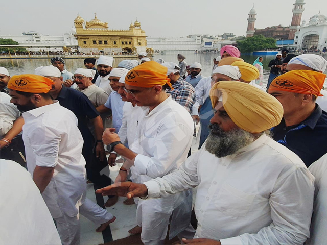 ਸਚਿਨ ਪਾਇਲਟ ਤੇ ਪਰਗਟ ਸਿੰਘ ਸੀ ਦਰਬਾਰ ਸਾਹਿਬ ਪੁੱਜੇ