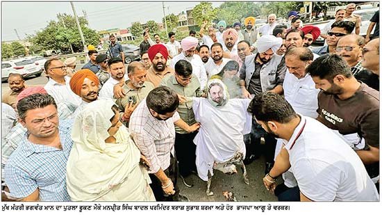 ‘ ਆਪ ’ ਸਰਕਾਰ ਖ਼ਿਲਾਫ਼ ਭਾਜਪਾ ਦਾ ਰੋਸ ਪ੍ਰਦਰਸ਼ਨ , ਮੁੱਖ ਮੰਤਰੀ ਦਾ ਪੁਤਲਾ ਫੂਕਿਆ ਮਨਪ੍ਰੀਤ ਸਿੰਘ ਬਾਦਲ ਤੇ ਪਰਮਿੰਦਰ ਸਿੰਘ ਬਰਾੜ ਦੀ ਮੌਜੂਦਗੀ ’ਚ ਵਰਕਰਾਂ ਨੇ ਕੀਤੀ ਨਾਅਰੇਬਾਜ਼ੀ