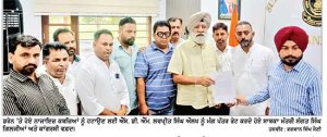 ਟਾਂਡਾ ਤੋਂ ਪੁਲਪੁਖਤਾ ਜਾਂਦੀ ਬਰਸਾਤੀ ਡਰੇਨ ’ਤੇ ਨਾਜਾਇਜ਼ ਕਬਜ਼ਿਆਂ ਨੂੰ ਹਟਾਉਣ ਲਈ ਕਾਂਗਰਸੀ ਵਫਦ ਨੇ ਦਿੱਤਾ ਐੱਸ.ਡੀ.ਐੱਮ. ਨੂੰ ਮੰਗ ਪੱਤਰ