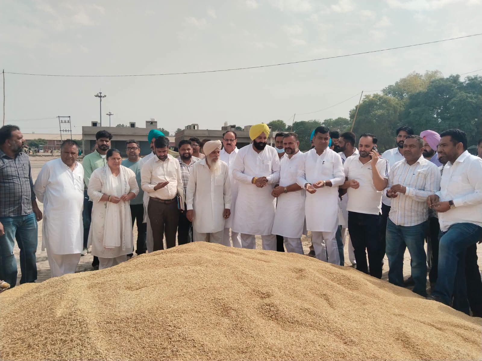 ਵਿਧਾਇਕ ਫੌਜਾ ਸਿੰਘ ਸਰਾਰੀ ਨੇ ਗੁਰੂ ਹਰ ਸਹਾਏ ਦੀ ਮੁੱਖ ਅਨਾਜ ਮੰਡੀ ਵਿਚ ਝੋਨੇ ਦੀ ਸਰਕਾਰੀ ਖ਼ਰੀਦ ਕਰਵਾਈ ਸ਼ੁਰੂ