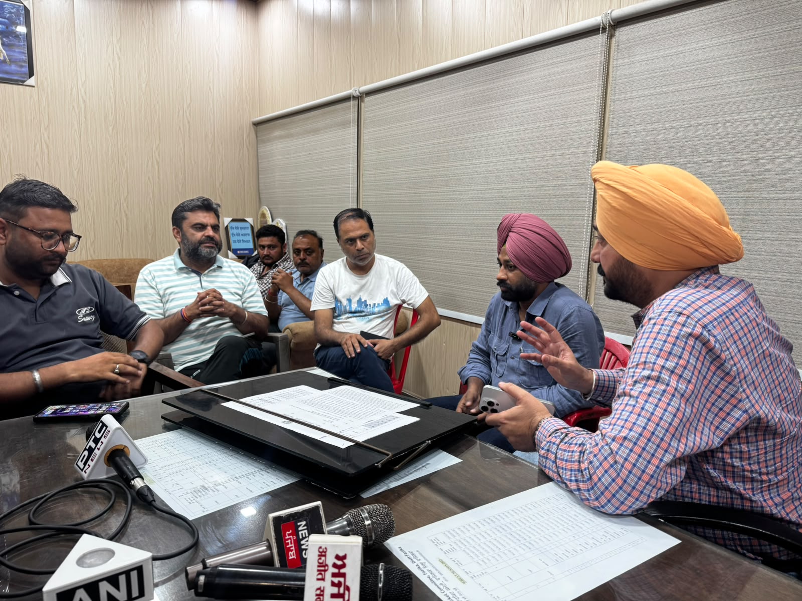 ਬਾਰਿਸ਼ ਕਾਰਨ ਝੋਨੇ ਦੀ ਫ਼ਸਲ ਦੇ ਨੁਕਸਾਨ ਤੋਂ ਬਾਅਦ ਐੱਸ. ਡੀ. ਐਮ. ਵਲੋਂ ਅਧਿਕਾਰੀਆਂ ਅਤੇ ਆੜ੍ਹਤੀਆ ਐਸੋਸੀਏਸ਼ਨ ਨਾਲ ਮੀਟਿੰਗ