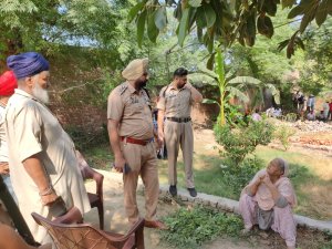 ਪਿਤਾ ਪੁਰਖੀ ਪਲਾਟ 'ਤੇ ਧੱਕੇਸ਼ਾਹੀ ਨਾਲ ਕਬਜ਼ਾ ਕਰਨ ਦੀ ਕੋਸ਼ਿਸ਼ ਦੇ ਦੋਸ਼ ਲਗਾਏ