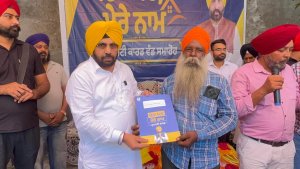 ਮੰਤਰੀ ਈ.ਟੀ.ਓ. ਨੇ ਲਾਲ ਲਕੀਰ ਅੰਦਰ ਆਉਂਦੇ 70 ਮਕਾਨਾਂ 'ਚ ਰਹਿੰਦੇ ਪਰਿਵਾਰਾਂ ਨੂੰ ਮਾਲਕੀ ਦੇ ਸਰਟੀਫ਼ਿਕੇਟ ਵੰਡੇ