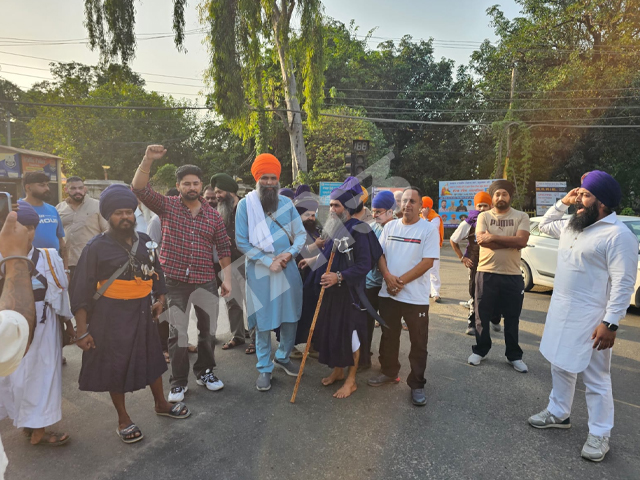 ਅਕਾਲੀ ਦਲ ਵਾਰਿਸ ਪੰਜਾਬ ਦੇ ਆਗੂਆਂ ਨੇ ਡੀ.ਸੀ. ਚੌਂਕ ਕੀਤਾ ਜਾਮ