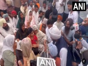 ਪਰਵਿੰਦਰ ਸਿੰਘ ਝੋਟਾ ਦੇ ਪਰਿਵਾਰਕ ਮੈਂਬਰਾਂ ਨਾਲ ਦੁੱਖ ਸਾਂਝਾ ਕਰਨ ਪੁੱਜੇ ਰਾਜਾ ਵੜਿੰਗ