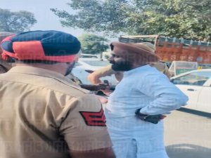 ਅਕਾਲੀ ਦਲ ਵਾਰਸ ਪੰਜਾਬ ਦੇ ਸੁਲਤਾਨਪੁਰ ਲੋਧੀ ਤੋਂ ਆਗੂ ਹਰਕਮਲ ਸਿੰਘ ਵਿਰਕ ਨੂੰ ਮਾਨਸਾ ਜਾਂਦੇ ਸਮੇਂ ਪੁਲਿਸ ਨੇ ਕੀਤਾ ਡਿਟੇਨ