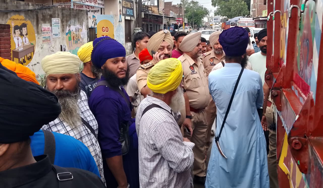 ਵਡਾਲਾ ਗ੍ਰੰਥੀਆਂ ਵਿਖੇ ਵੱਖ-ਵੱਖ ਧਾਰਮਿਕ ਤੇ ਸਮਾਜਿਕ ਜਥੇਬੰਦੀਆਂ ਨੇ ਬਟਾਲਾ-ਕਾਦੀਆਂ ਰੋਡ ’ਤੇ ਪੱਕਾ ਨਾਕਾ ਲਾ ਕੇ ਆਵਾਜਾਈ ਕੀਤੀ ਠੱਪ