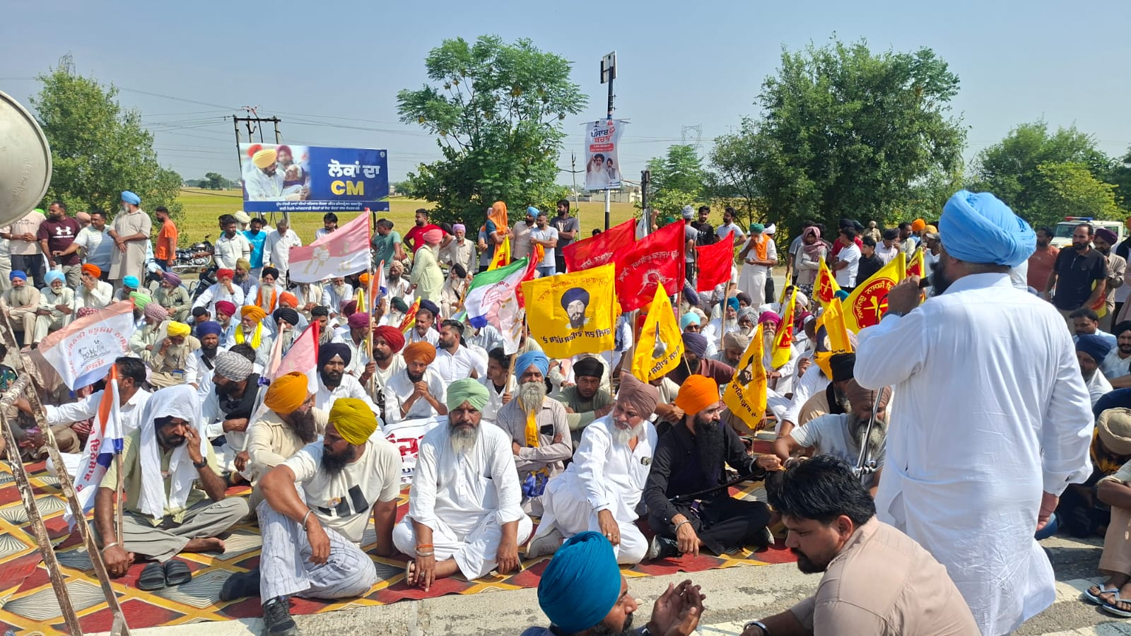 ਮੋਗਾ ਬਰਨਾਲਾ ਨੈਸ਼ਨਲ ਹਾਈਵੇ ਰੋਡ ’ਤੇ ਸਥਿਤ ਕਸਬਾ ਬੱਧਨੀ ਕਲਾ ਨੂੰ ਮੁਕੰਮਲ ਤੌਰ ’ਤੇ ਬੰਦ