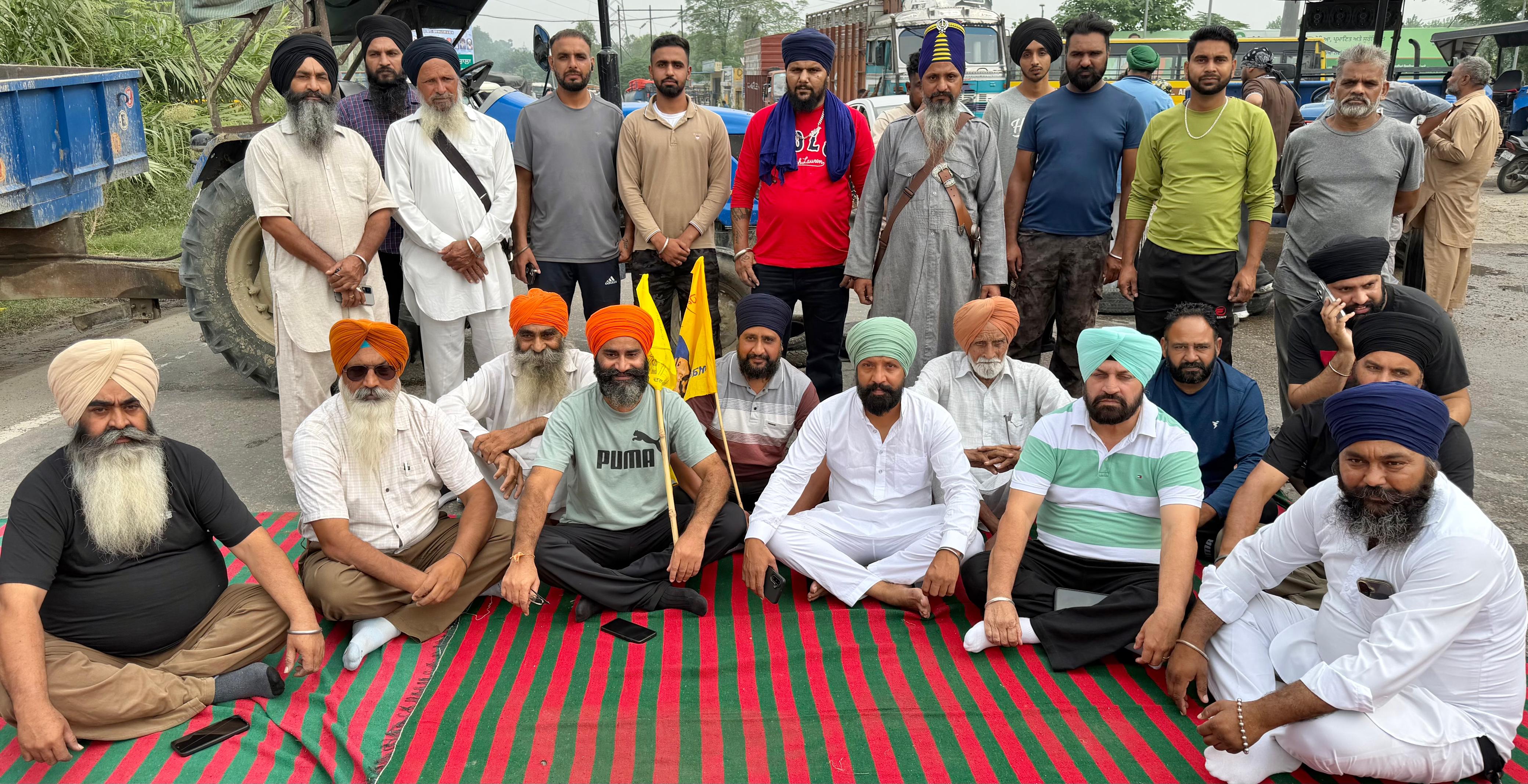 ਨਸਰਾਲਾ ਪੈਟਰੋਲ ਪੰਪ ਨਜਦੀਕ ਕੀਤਾ ਹੁਸ਼ਿਆਰਪੁਰ-ਜਲੰਧਰ ਰੋਡ ਜਾਮ