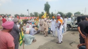 ਕਿਸਾਨ ਜਥੇਬੰਦੀਆਂ ਤੇ ਪਿੰਡ ਵਾਸੀਆਂ ਨੇ ਮੁੱਖ ਮਾਰਗ ਤੇ ਧਰਨਾ ਲਗਾ ਕੇ ਕੀਤਾ ਰੋਸ ਪ੍ਰਗਟ