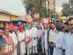 ਪਰਵਿੰਦਰ ਝੋਟਾ ਕਤਲ ਦੇ ਰੋਸ ਵਜੋਂ ਕਾਂਗਰਸ ਵਲੋਂ ਡੈਨੀ ਬੰਡਾਲਾ ਦੀ ਅਗਵਾਈ ਹੇਠ ਪੁਤਲਾ ਫੂਕ ਪ੍ਰਦਰਸ਼ਨ