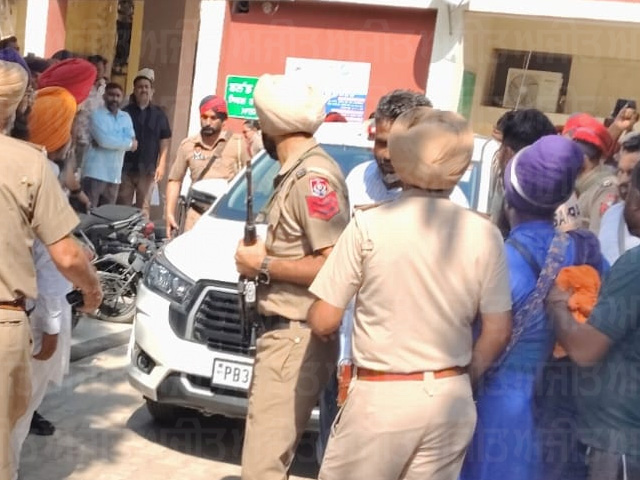 ਸਿਵਲ ਹਸਪਤਾਲ ਮਾਨਸਾ ਪੁੱਜੇ ਵਿਧਾਇਕ ਡਾ. ਸਿੰਗਲਾ ਖ਼ਿਲਾਫ਼ ਨਾਅਰੇਬਾਜ਼ੀ