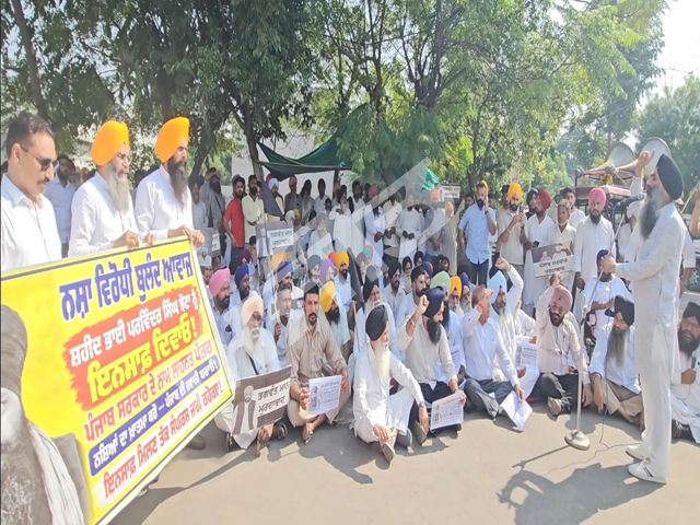 ਅਕਾਲੀਆਂ ਨੇ ਤੋੜੇ ਪੁਲਿਸ ਦੇ ਬੈਰੀਕੇਡ