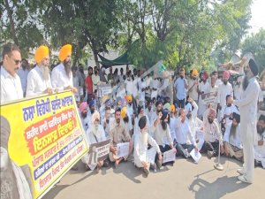 ਅਕਾਲੀਆਂ ਨੇ ਤੋੜੇ ਪੁਲਿਸ ਦੇ ਬੈਰੀਕੇਡ