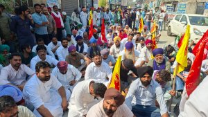 ਸ੍ਰੀ ਮੁਕਤਸਰ ਸਾਹਿਬ ਵਿਖੇ ਪਰਵਿੰਦਰ ਸਿੰਘ ਝੋਟੇ ਦੀ ਹੱਤਿਆ ਦੇ ਮਾਮਲੇ ਵਿਚ ਇਨਸਾਫ ਲਈ ਦਿੱਤਾ ਧਰਨਾ
