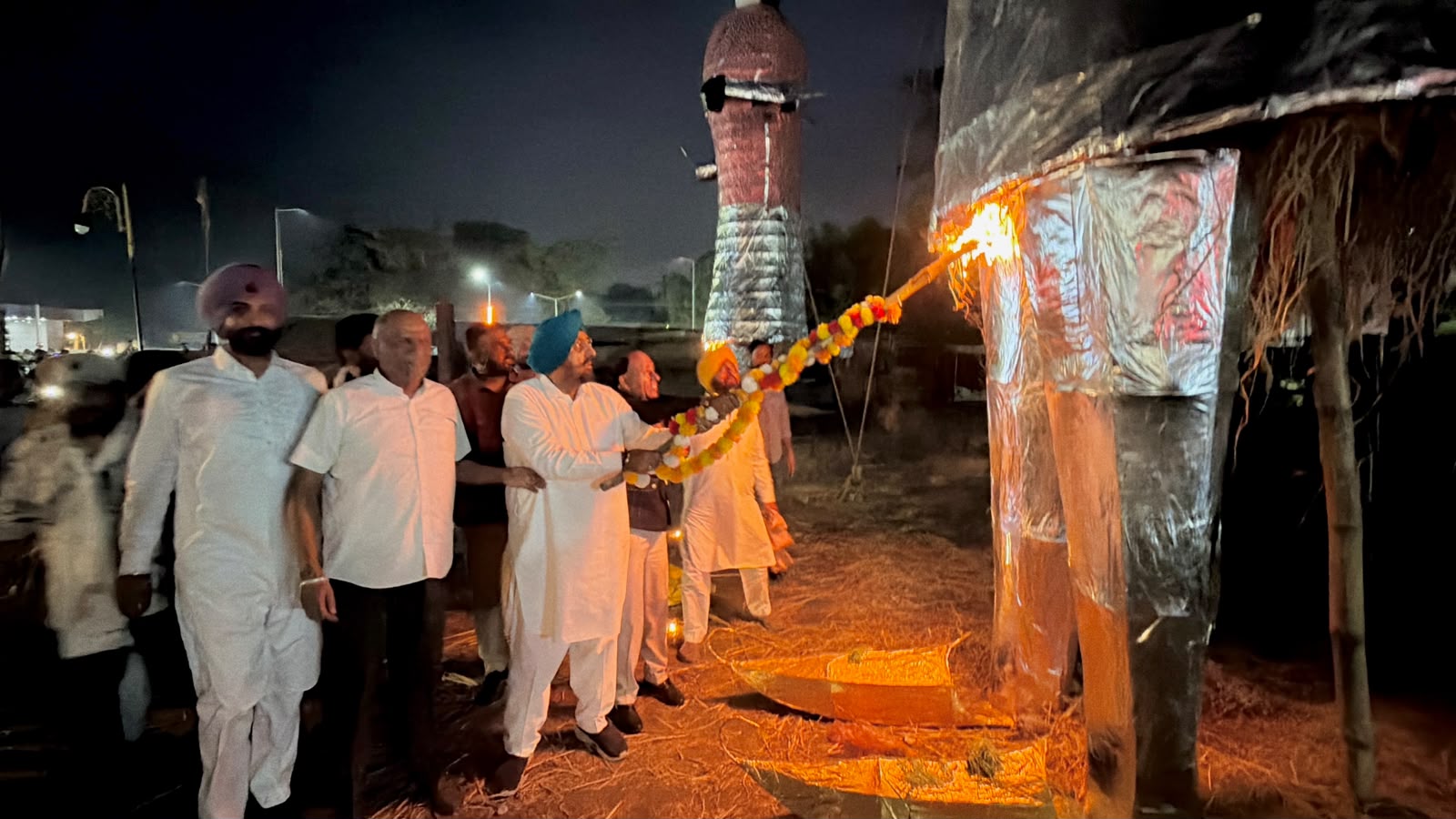 ਡੇਰਾਬੱਸੀ ਵਿਚ ਧੂਮਧਾਮ ਨਾਲ ਮਨਾਇਆ ਦੁਸ਼ਹਿਰੇ ਦਾ ਤਿਉਹਾਰ- ਵਿਧਾਇਕ ਰੰਧਾਵਾ ਨੇ ਕੀਤਾ ਰਾਵਣ ਦਹਨ