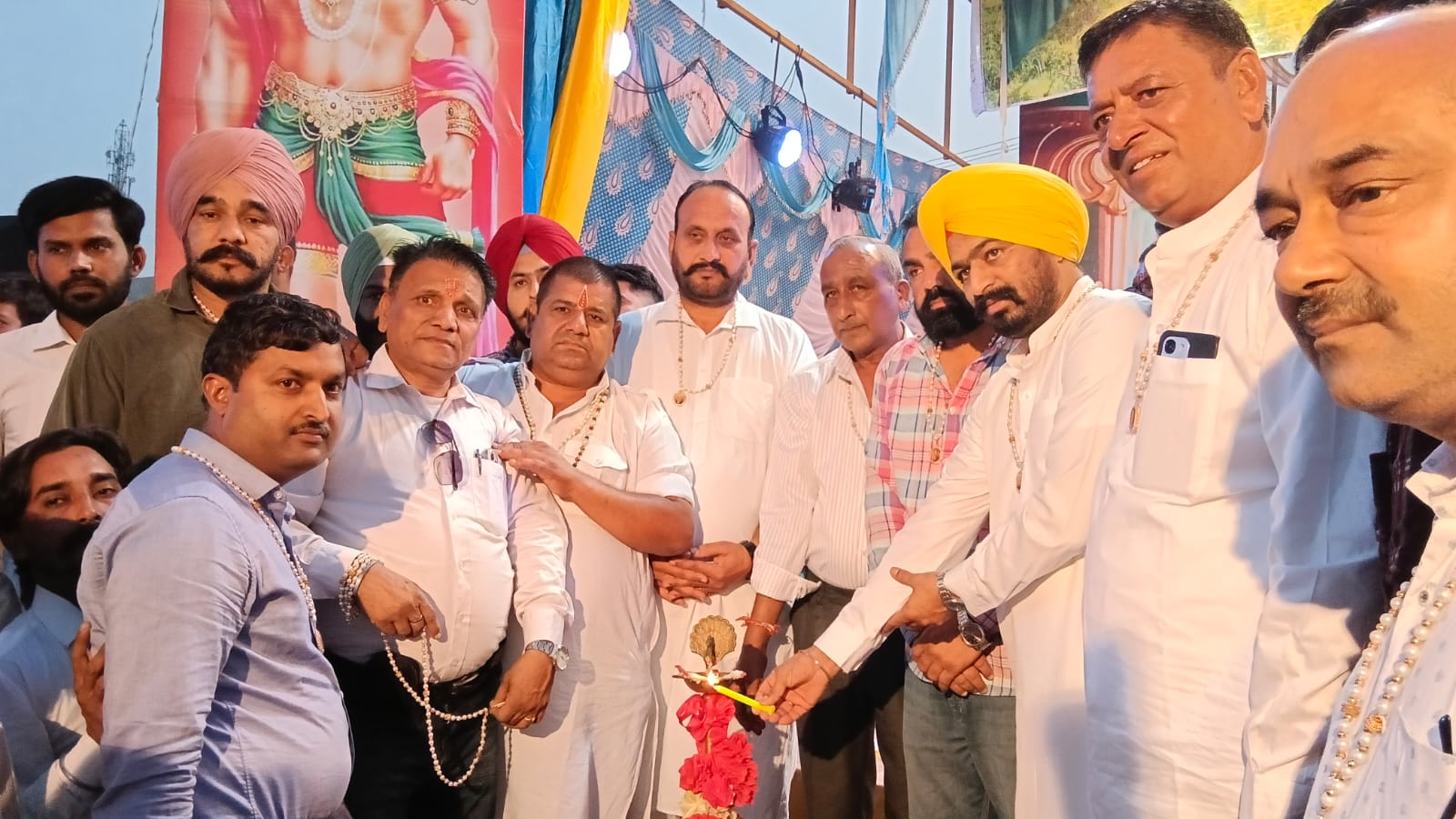 ਦੁਸਹਿਰੇ ਮੌਕੇ ਹਲਕਾ ਵਿਧਾਇਕ ਲਾਭ ਸਿੰਘ ਉਗੋਕੇ ਵੱਲੋਂ ਰਾਵਣ ਮੇਘਨਾਥ ਅਤੇ ਕੁੰਭ ਕਰਨ ਦੇ ਪੁਤਲਿਆਂ ਨੂੰ ਕੀਤਾ ਅਗਨੀ ਭੇਂਟ