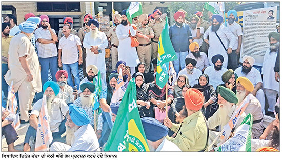 ਪਰਵਿੰਦਰ ਸਿੰਘ ਝੋਟਾ ਇਨਸਾਫ਼ ਮੋਰਚੇ ਦੇ ਸੱਦੇ ’ ਤੇ ਰੂਪਨਗਰ ’ ਚ ਵਿਧਾਇਕ ਦਿਨੇਸ਼ ਚੱਢਾ ਦੀ ਕੋਠੀ ਅੱਗੇ ਰੋਸ ਪ੍ਰਦਰਸ਼ਨ ਵਿਧਾਇਕ ਦੀ ਕੋਠੀ ਅੱਗੇ ਬੈਰੀਕੇਡ ਪਾਰ ਕਰਕੇ ਚਿਪਕਾਇਆ ਰੋਸ ਪੱਤਰ