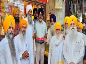 ਸ੍ਰੀ ਗੁਰੂ ਰਾਮਦਾਸ ਜੀ ਦੇ ਪ੍ਰਕਾਸ਼ ਪੁਰਬ ਸਮਾਗਮਾਂ ਸਬੰਧੀ ਸ਼੍ਰੋਮਣੀ ਕਮੇਟੀ ਨੇ ਸ਼ਹਿਰ ਦੇ ਵਪਾਰੀਆਂ ਨੂੰ ਲੱਡੂਆਂ ਦਾ ਪ੍ਰਸ਼ਾਦ ਵੰਡਿਆ