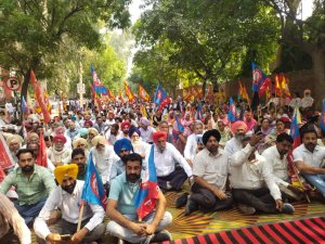 ਮੁਲਾਜ਼ਮਾਂ ਤੇ ਪੈਨਸ਼ਨਰਾਂ ਵਲੋ ਸਮੂਹਿਕ ਛੁੱਟੀ ਲੈ ਕੇ ਬਠਿੰਡਾ 'ਚ ਪੰਜਾਬ ਸਰਕਾਰ ਖ਼ਿਲਾਫ਼ ਰੋਸ ਪ੍ਰਦਰਸ਼ਨ