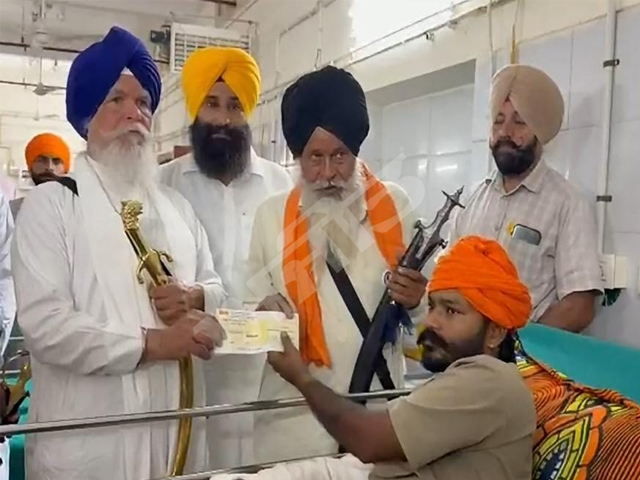 ਐੱਸ.ਜੀ.ਪੀ.ਸੀ. ਵਲੋਂ ਪਰਵਿੰਦਰ ਝੋਟਾ ਨਾਲ ਜ਼ਖ਼ਮੀ ਹੋਏ ਵਿਅਕਤੀ ਨੂੰ ਸਹਾਇਤਾ ਰਾਸ਼ੀ ਭੇਟ