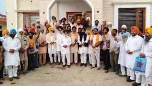 ਪਿੰਡ ਸ਼ਹੂਰਾ ਦੇ 25 ਪਰਿਵਾਰ ਸ਼੍ਰੋਮਣੀ ਅਕਾਲੀ ਦਲ (ਬ) 'ਚ ਸ਼ਾਮਿਲ, ਲੋਪੋਕੇ ਨੇ ਕੀਤਾ ਸਨਮਾਨ