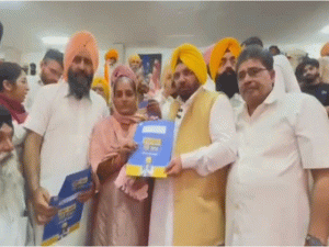 ਈ.ਟੀ.ਓ. ਵਲੋਂ ‘ਮੇਰਾ ਘਰ ਮੇਰੇ ਨਾਮ’ ਸਕੀਮ ਤਹਿਤ 1500 ਪਰਿਵਾਰਾਂ ਨੂੰ ਮਾਲਕਾਨਾ ਹੱਕਾਂ ਦੇ ਕਾਗਜ਼ ਸੌਂਪੇ ਗਏ