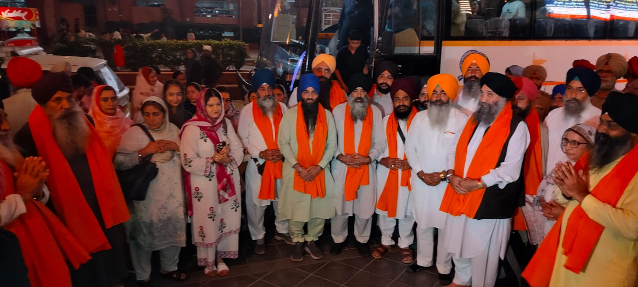 ਪਾਕਿਸਤਾਨ ਤੋਂ ਗੁਰਧਾਮ ਯਾਤਰਾ ਲਈ ਅੰਮ੍ਰਿਤਸਰ ਪੁੱਜੇ ਸਿੱਖ ਸ਼ਰਧਾਲੂਆਂ ਦੇ ਜਥੇ ਦਾ ਸ਼੍ਰੋਮਣੀ ਕਮੇਟੀ ਵਲੋਂ ਸਵਾਗਤ