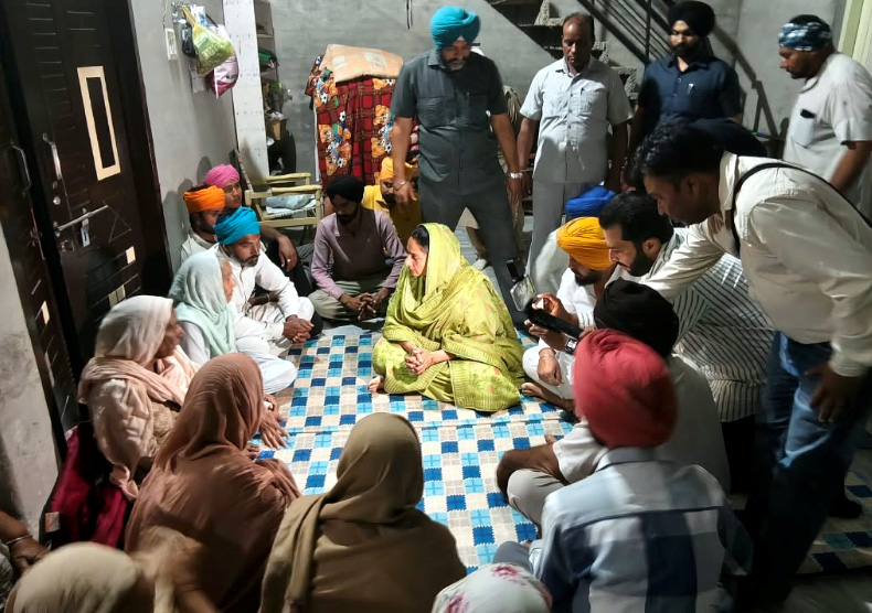 ਹਰਸਿਮਰਤ ਕੌਰ ਬਾਦਲ ਨੇ ਦਲਜੀਤ ਸਿੰਘ ਦੇ ਪਰਿਵਾਰ ਨਾਲ ਭੰਮੇ ਕਲਾਂ ਵਿਖੇ ਹਮਦਰਦੀ ਜ਼ਾਹਿਰ ਕੀਤੀ