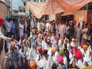ਪੁਲਿਸ ਧੱਕੇਸ਼ਾਹੀ ਖਿਲਾਫ਼ ਐਮ.ਪੀ. ਰੰਧਾਵਾ ਦੀ ਅਗਵਾਈ ਹੇਠ ਕਾਂਗਰਸੀਆਂ ਵਲੋਂ ਥਾਣੇ ਦਾ ਘਿਰਾਓ