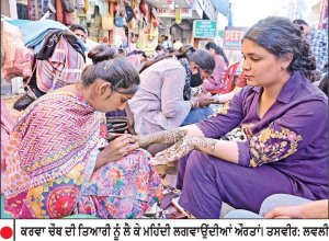 ਕਰਵਾ ਚੌਥ ਦੇ ਵਰਤ ਦੀਆਂ ਤਿਆਰੀਆਂ ਨੂੰ ਲੈ ਕੇ ਭਾਰਤੀ ਬਾਜ਼ਾਰਾਂ ਵਿਚ ਉਮੜੀ ਔਰਤਾਂ ਦੀ ਭੀੜ